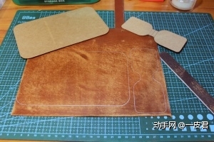 先说下材料，处理过皮面的植鞣革。我用砂纸简单打磨了一下表面，不用打磨的很均匀，要得就是这个效果。打磨好以后按照纸板用水银笔画线。