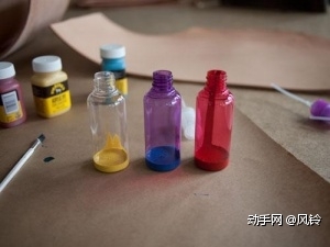 将染色剂分别装到不同的喷雾瓶内，量不用太多，可以适当稀释。