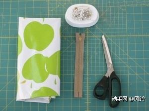 材料：布（软硬可自选）、剪刀、拉链、针线