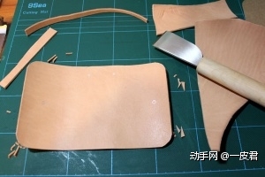 裁皮，点工具的“裁皮刀”那里有裁皮刀的正确使用方法。