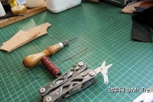基本工具：如果你只想缝一件东西，不需要买太多的工具，只要一把缝纫用的锥子，2根针，蜡线和剪刀就够了。缝制之前测量好线的长度是很重要的。