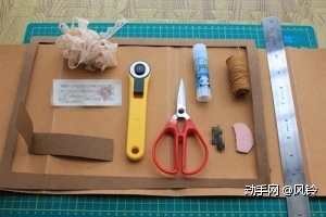 材料：深浅二色牛皮纸、蕾丝花边、牛仔线；
工具：轮刀、剪子、尺子、裁板、缝纫机、划粉；