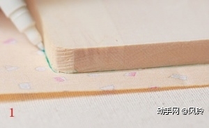 把木板放在棉布上，依照边缘画出木板形状。