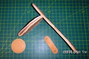 左边两片形状相同的，对齐，用乳胶将毛面粘到一起，打磨边缘。右边形状对折，同样打磨边缘。