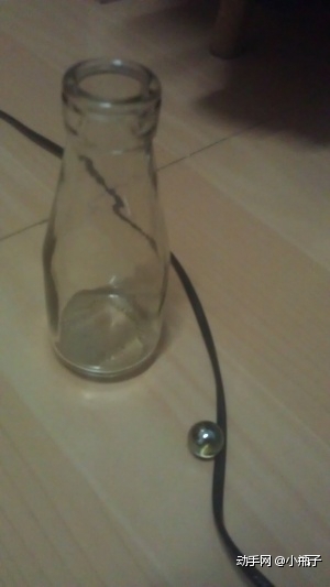 这个图就是我用来做铃铛的模子，酸奶瓶和玻璃球。