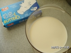 步骤二，准备一袋牛奶，看你要做的分量而定，少的话一包就够了，还有奶油或者黄油哦。