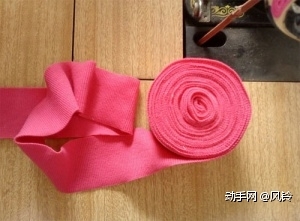 第三步：选择一款布把布料包上，之所以选择粉红色，是因为我是粉红控。为了美观，我们要给布料包边。

 

