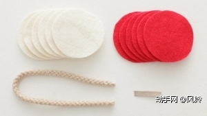 材料：
1.不织布 ，白色/红色各6块，直径30厘米 
2.麻绳   ，粗0.7厘米长40厘米
3.碎布    ，宽1.5厘米长5厘米
工具：
1.剪刀
2.缝皮革的针线
