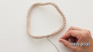 具体步骤：
第一步：把麻绳两端缝在一起。
