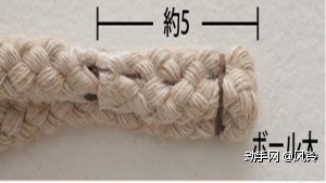 第二步：把绳子折叠，在一端量出5厘米，缝在一起。这样能够比较耐磨。