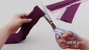 第一步：如图，把布剪成大约3cm宽的条状。