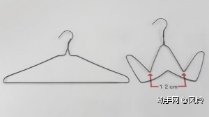 第三步：把衣架弯成图中的形状，两个凹陷相距大约12cm为佳。