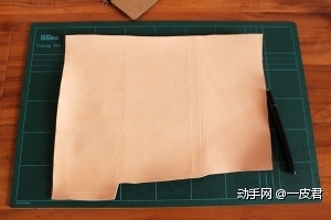 1.5厚的马鞍革，首先用剪好的纸板按在皮面上画线，植鞣革不要用银线笔来画线，用锥子就可以