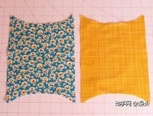 第二步：利用纸样对DIY纸巾袋的表布和里布进行加工，剪出所需的料子。