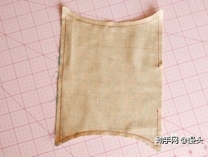 第四步：现在可以开始缝纫的步骤了。沿着布料往里缩大概0.5cm，把表布和内衬外侧周边缝合起来。
