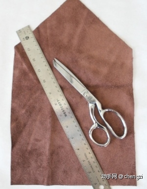 第二步：将牛皮布用尺子测量好，用剪刀剪下来一块牛皮布