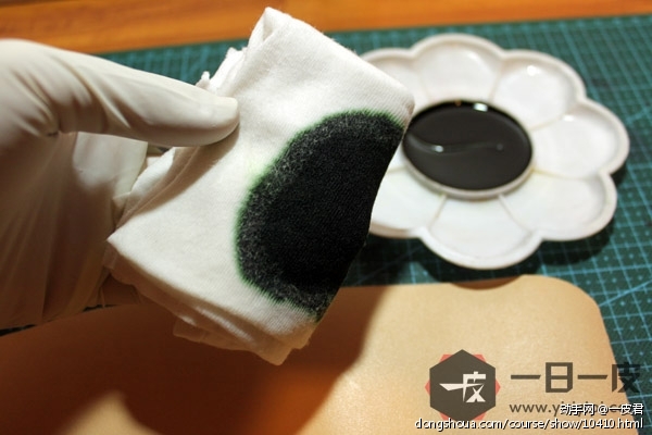 带上手套，拿起棉布在调色盘里沾少许染料，先不要急着擦，让棉布吸收一会染料再下手；