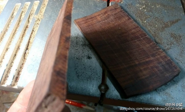 选好一块材料，用锯子纵向剖成一边厚一边薄的形状。