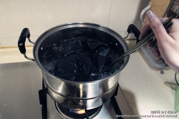 第五步除蜡，在锅里把蜡煮掉。
