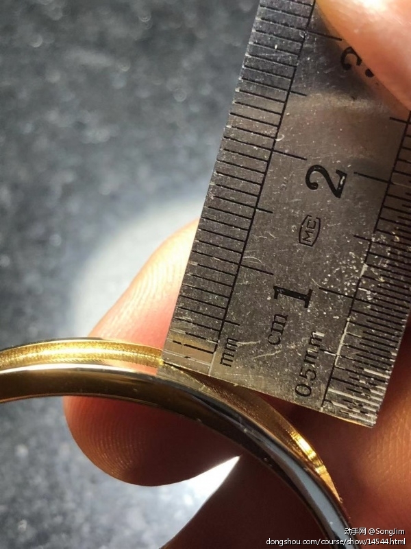 1、先根据使用的五金槽深度来确定镶嵌的厚度，这里是1mm的厚度