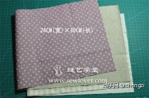 1. 裁剪24cm（宽）×60cm（长）的表布和里布各一片。如果布布长度不够，可以前后片分开来裁，即24cm（宽）×31cm（长）的表布和里布各2片。如果你使用的布布较薄，可在里布或表布的背面加上一层辅棉来提升包包的挺括度。