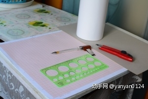 格子图纸和绘图工具，以及厚纸板和筒式双面胶。