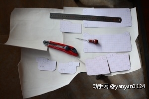 将纸格用尖锥子画到皮料上，所用工具如图。
