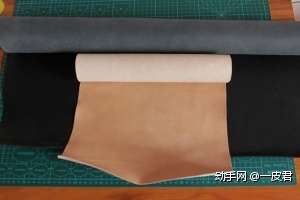 黑色的是1.8厚的意大利马鞍革，本色的是削薄至1.0的日本枥木革，手感很棒；