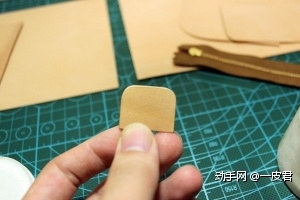 然后把这小块皮子的边缘，用床面处理剂打磨光滑。