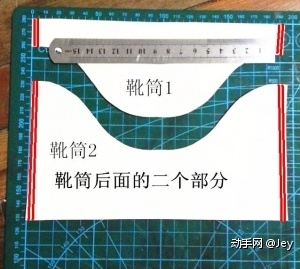 后面这二个部分，我是裁了一大块。然后当中剪开的。考虑到美观的作用，所以还是缝了一下。。。其实一整块应该也是可以，还省时间一点。

这个是靴筒的背后面部分，大小也是可以通过红色部分来调整