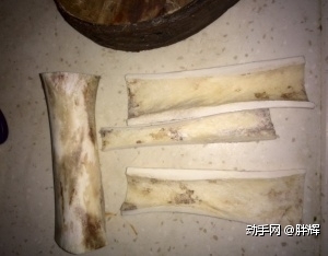 捞出中间的骨头，放入热的浓洗衣粉水中，浸泡48小时，捞起后用稀释的洗洁精水浸泡24小时，然后清水漂洗后，即可进行下一部的漂色处理。