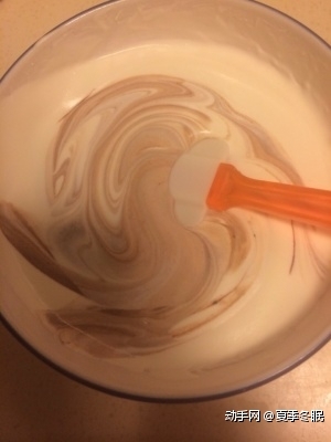 将上一步中的3  牛奶巧克力慢慢倒入打发的蛋黄中，并不停的搅拌，不要让蛋黄变成颗粒状。并趁热将1泡好的吉利丁片放入，搅拌。然后放入冰箱中冷却，待液体粘稠。
将液体倒入打发的鲜奶油中。
用刮刀搅拌均匀。