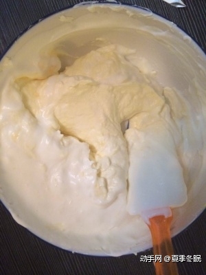 将蛋黄和白糖放入碗中，隔水加热(别煮沸不断搅拌），直到细砂糖溶解，蛋黄颜色发白。
淡奶油打发至7成发。
将第一步的奶油芝士和蛋黄和淡奶油一起搅拌做成芝士馅。
