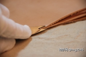 先把裁好的皮的边缘用修边器修圆润一点，这样打磨起来边缘会更光滑。