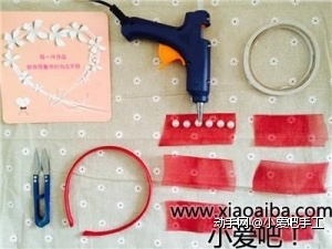 工具及材料：热胶枪，双面胶，剪刀， QQ线

6条8cm的绢纱，6个半珠，半成品发箍