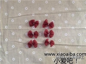 第二步：将粘好的绢纱用QQ线绑成蝴蝶结的形状，如图