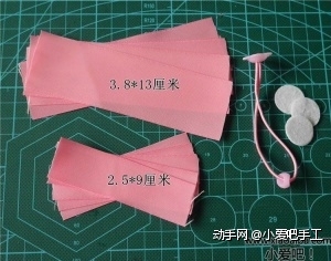 材料准备：粉色缎带长宽各五条，长宽度如图，不织布 发圈