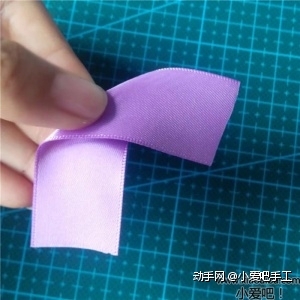 第四步：将紫色丝带向右折，如图