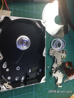 演示的这块硬盘，可以把磁头相关配件都拆干净，是最适合改造的，技巧配合暴力，只要没漏拆螺丝，都可以拆掉。具体能拆到什么程度，请参考简介。