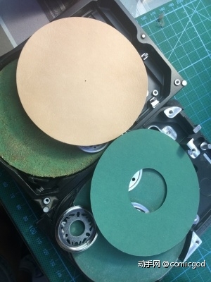 如果做荡刀器和台磨，只需要用划圆刀切出来对应形状的砂纸和牛皮就行了，螺丝刀卸下磁碟卡圈，把砂纸或牛皮配合一些胶粘在磁碟上，再装上卡扣压紧