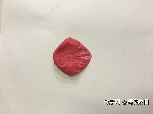 贴花瓣时在花瓣底部涂胶（不宜过多）