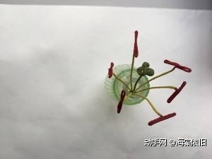     长铁丝用淡绿色植物胶带缠绕约18cm，将顶端用老虎钳加工成如图所示形状。