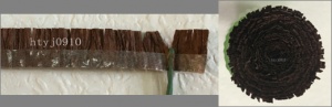     取长度适中的一段铁丝对折，将剪好的纸条一端夹在铁丝的对折处，逐圈缠绕裹紧在铁丝上，形成扶郎花中间的小花盘（直径约20mm）。