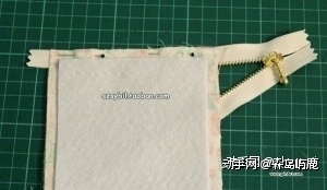 第二步：铺棉烫在表布上，表布、里布正面相对，拉链正面对表布正面，固定在表布与里布中间，缝合