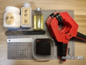 所需要的工具如下：胶水、砂纸条（各种目数的砂纸）、上胶棒。以上是最基础的工具，花费时间较长。有条件的可以添置以下工具：封边液、马油（牛角油）、湿水海绵、强力夹、削边器。以上工具可提高制作效率。
