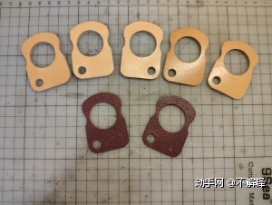 材料包里会有四片主色皮料和附赠的两块其他颜色的二层皮料。摊开在桌上，寻找两片最完美皮面的主色皮料（用于最外层的皮料），将其放置一边待用。