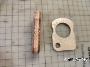 先从中间开始黏贴起来，仔细对上孔位（方便后期的打磨）。