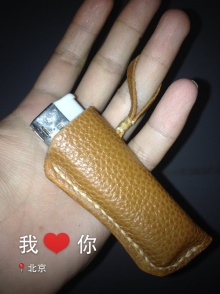 第一个作品 用买工具的碎皮子做的