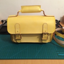 作品8：手工染色小挎包